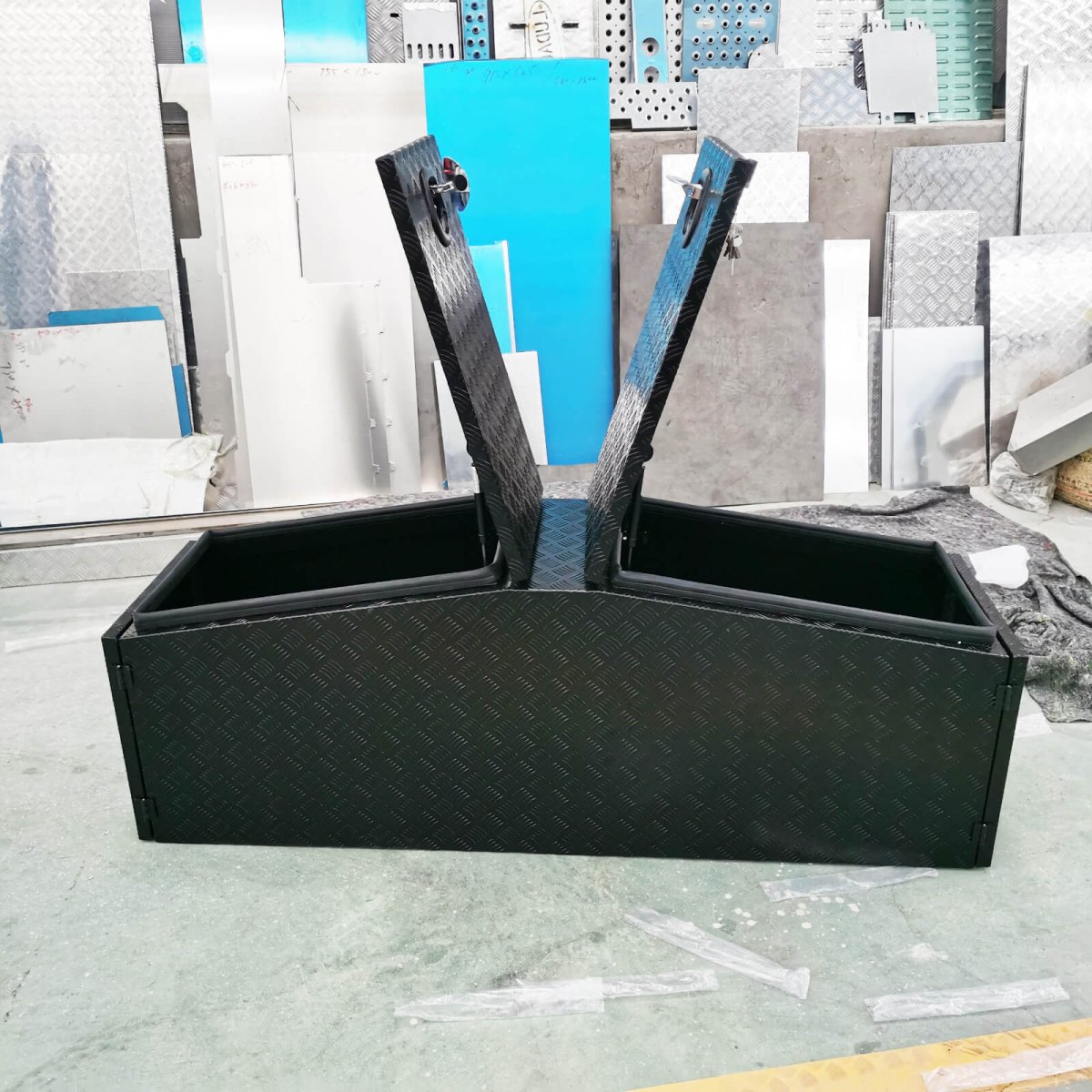 High Quality Twin T - locks Polished Aluminium Checker Plate Truck Tool Box With Heavy Duty Steel Ball Bearing Slide Rails - AutoToolCabinets